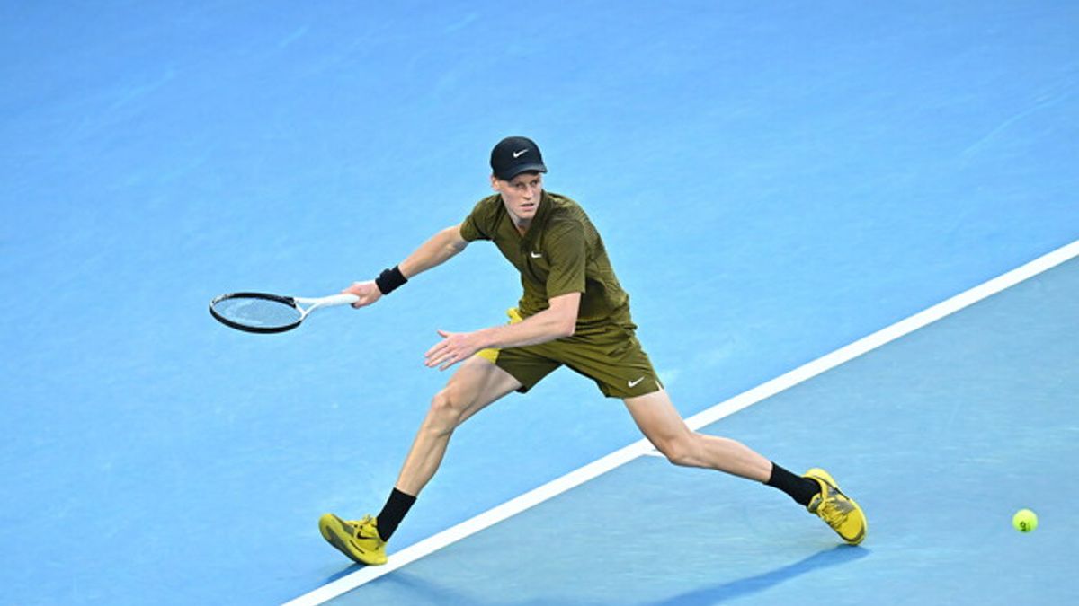 Jannik Sinner durante la sua partita del primo turno agli Australian Open 2026 al Melbourne Park di Melbourne