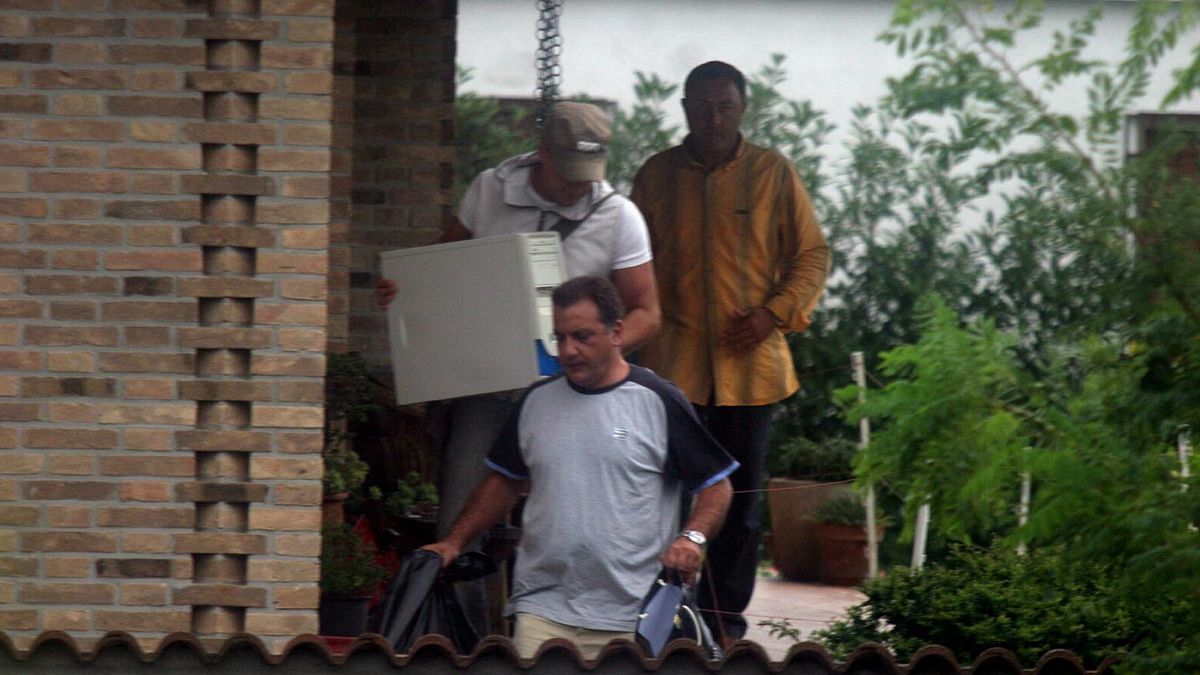 Carabinieri portano via un computer di Alberto Stasi durante la perquisizione ai tempi del delitto di Garlasco