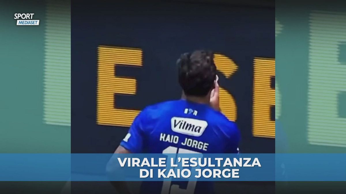 Kaio Jorge: gol, esultanza con bicchiere preso al volo e sorso di birra