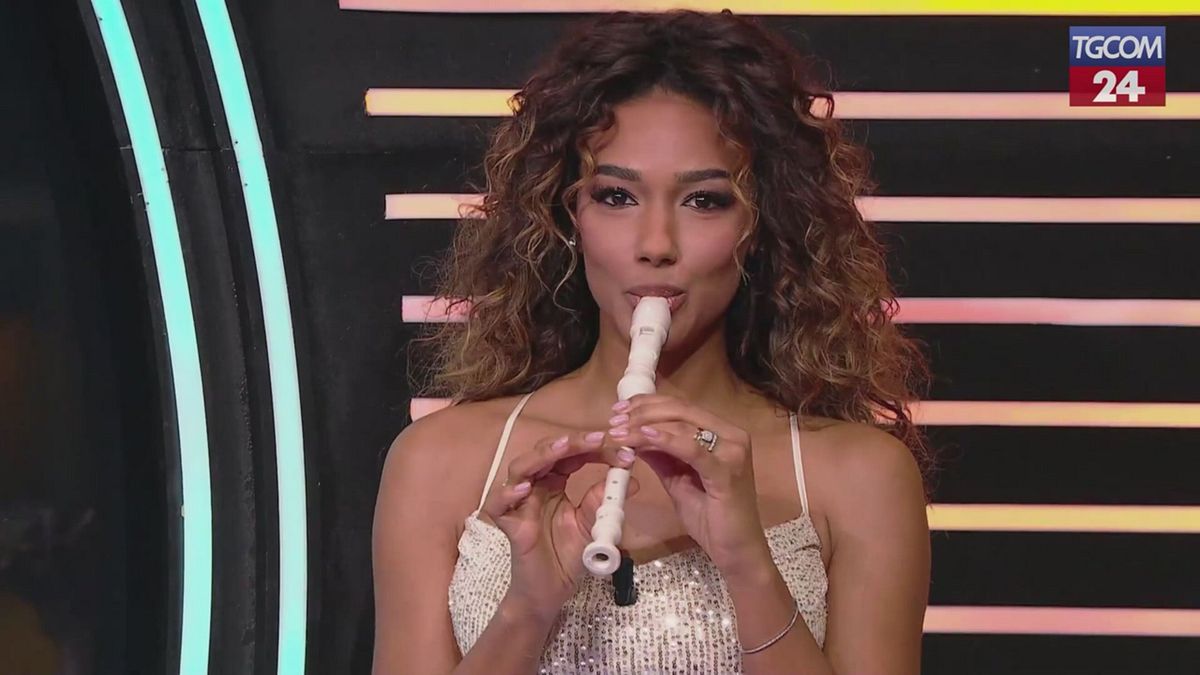 "La ruota della fortuna", Samira Lui suona "Titanic" col flauto