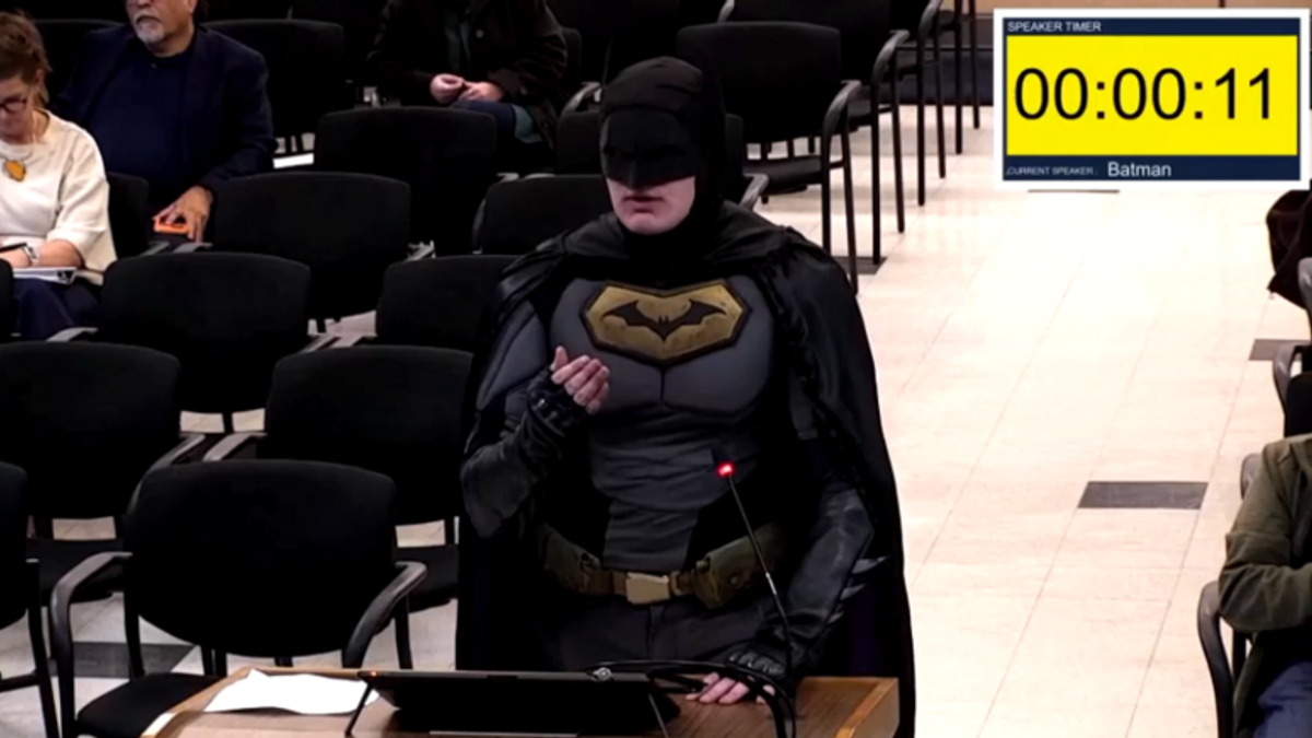 Anche Batman contro l'Ice: l'intervento al consiglio comunale di Santa Clara
