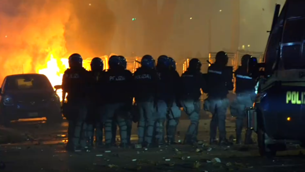  Gli anarchici e gli autonomi hanno lanciato pietre, bombe carta e hanno acceso anche fuochi pirotecnici 