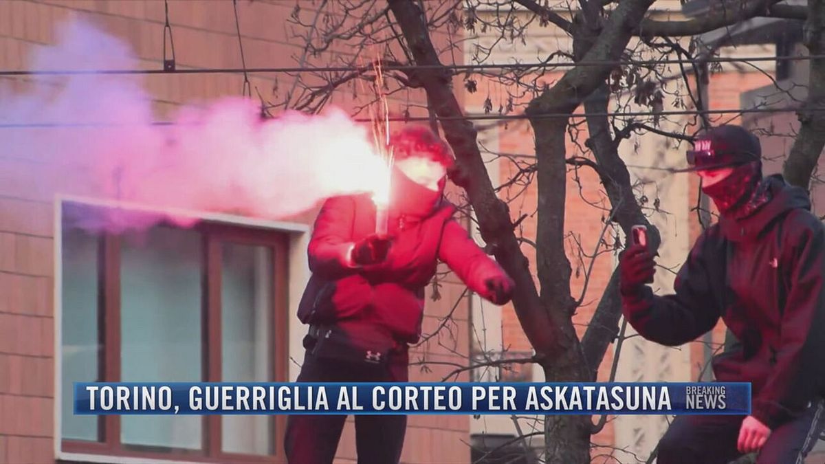 Breaking News delle 21.30 | Torino, guerriglia al corteo per Askatasuna