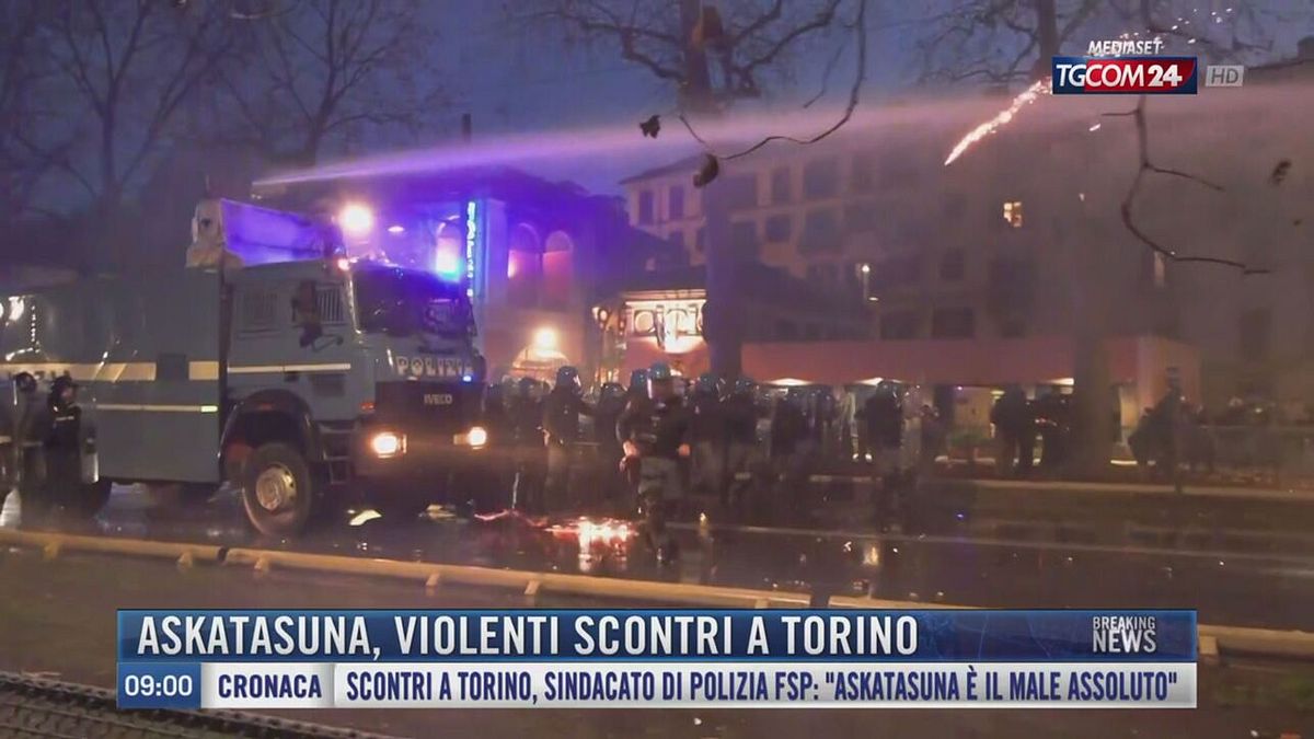 Breaking News delle 9.00 | Askatasuna, violenti scontri a Torino