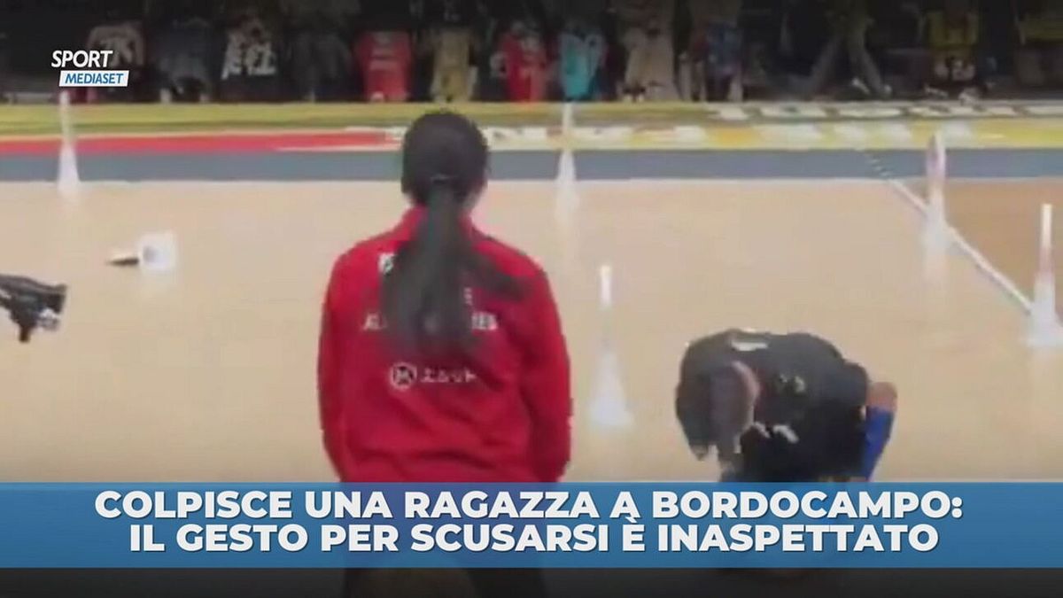 Colpisce ragazza con la palla e…