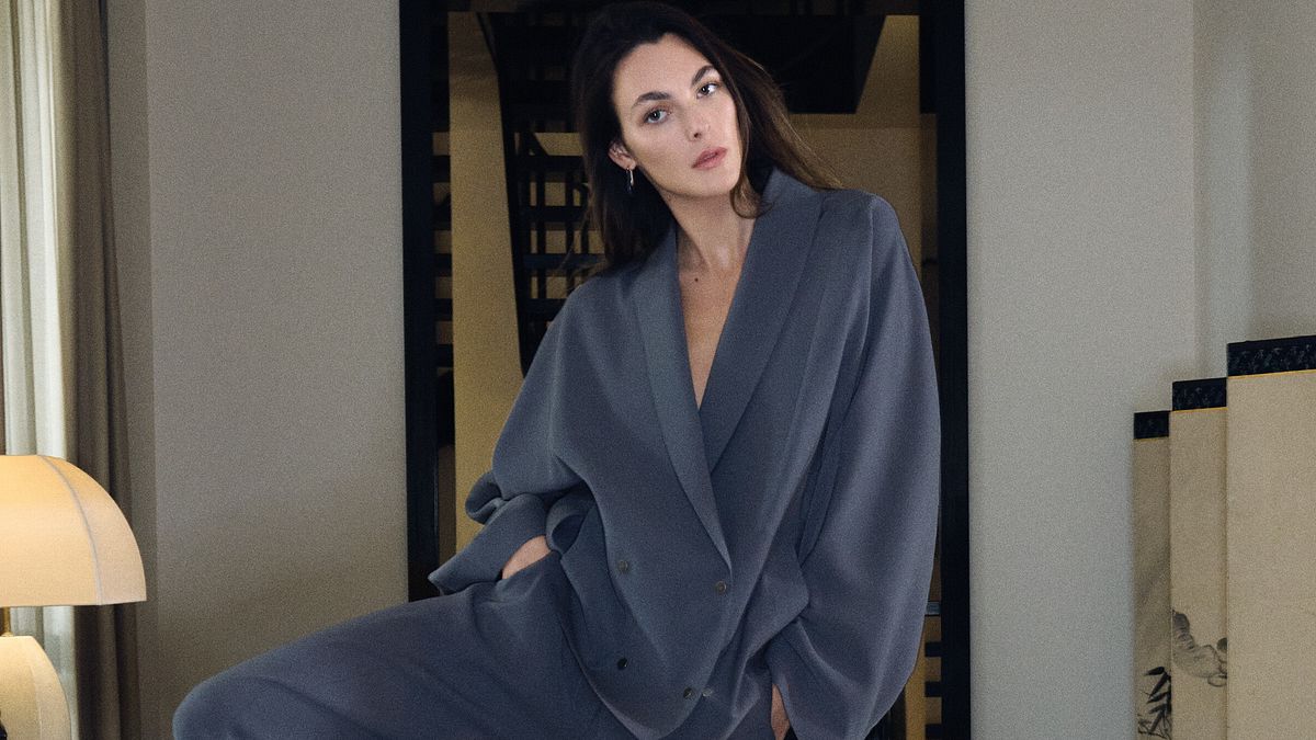 Vittoria Ceretti nella nuova campagna Giorgio Armani primavera estate 2026, ambientata per la prima volta nella casa milanese dello stilista (credit: Oliver Pearch)