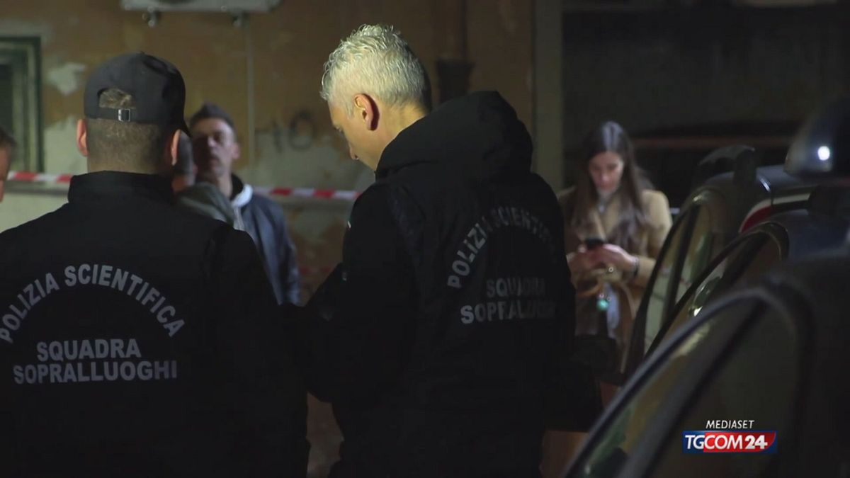 21.00 NAPOLI, RAGAZZA MUORE ACCOLTELLATA SRV