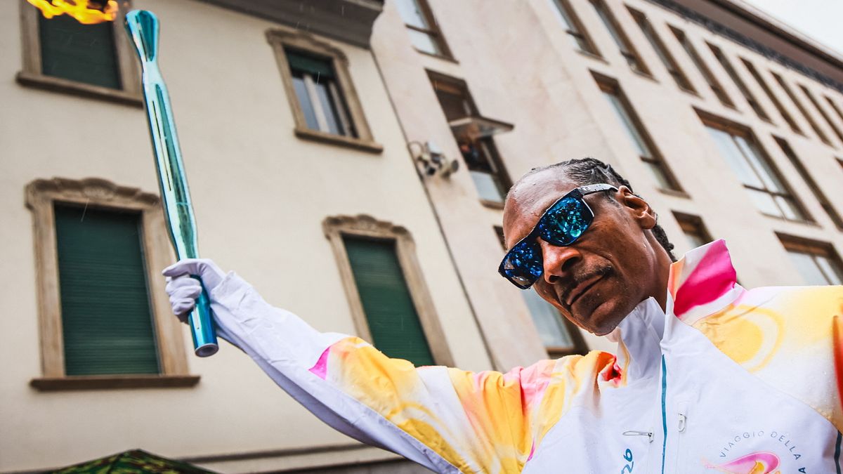 Milano Cortina 2026, Snoop Dogg tedoforo a Gallarate (Varese) (credit: AFP PHOTO / MILANO CORTINA 2026 OLYMPIC COMMITTEE)