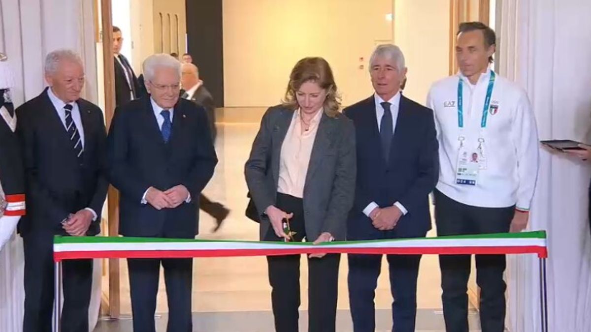 Milano-Cortina, Mattarella e la figlia tagliano il nastro a Casa Italia