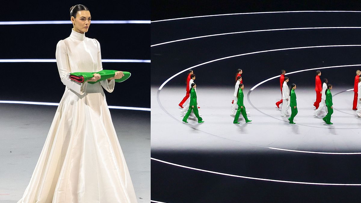 Vittoria Ceretti con la bandiera nazionale e la sfilata con le creazioni firmate Giorgio Armani durante la cerimonia di apertura dei Giochi olimpici invernali Milano-Cortina 2026 allo stadio San Siro di Milano
