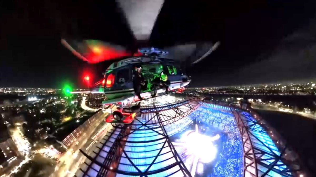 La cerimonia d'apertura di Milano-Cortina vista dall'elicottero della polizia