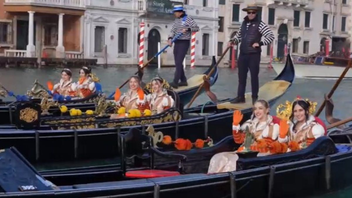 Carnevale a Venezia, le 12 Marie in gondola sul Canal Grande