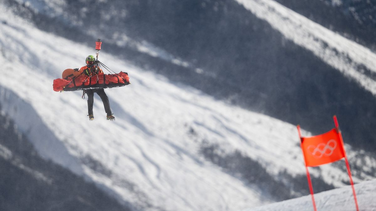 Lindsey Vonn agganciata a un cavo e portata via in elicottero dopo la caduta