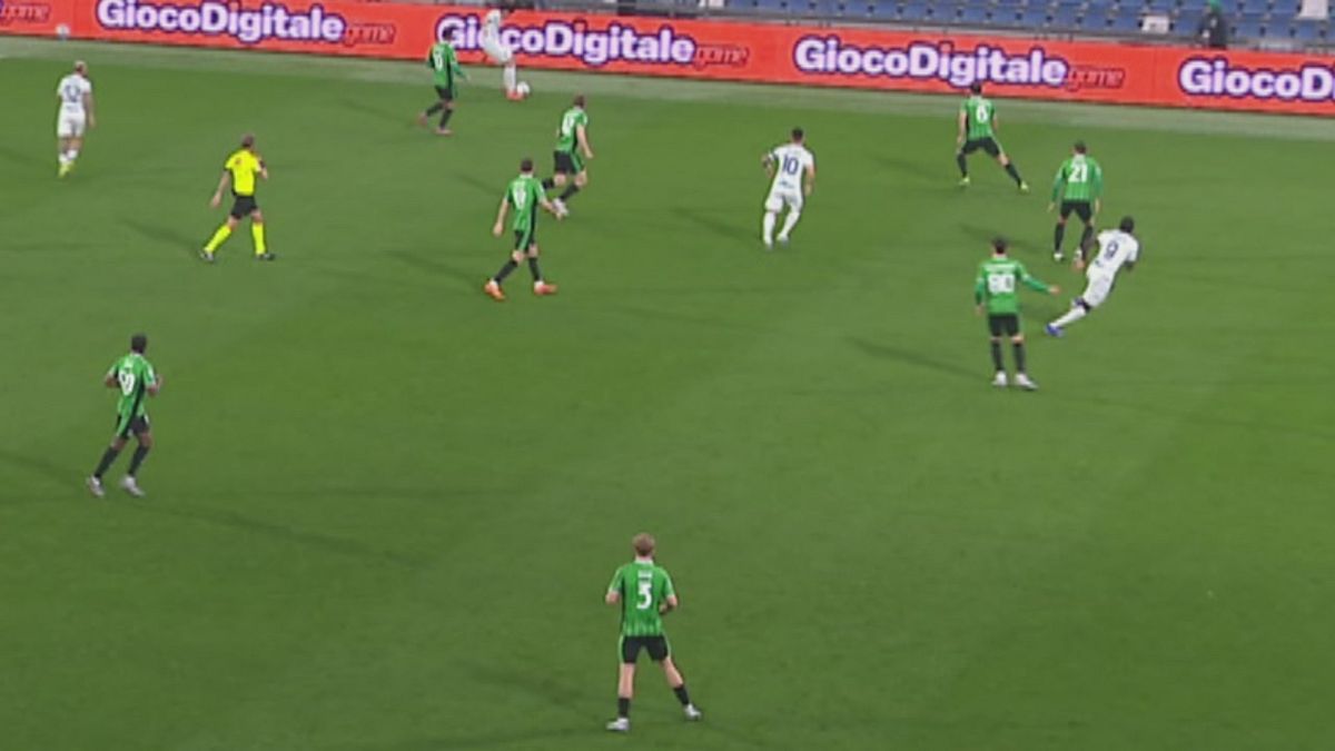 La moviola di Sassuolo-Inter: quanti dubbi sul gol di Bisseck