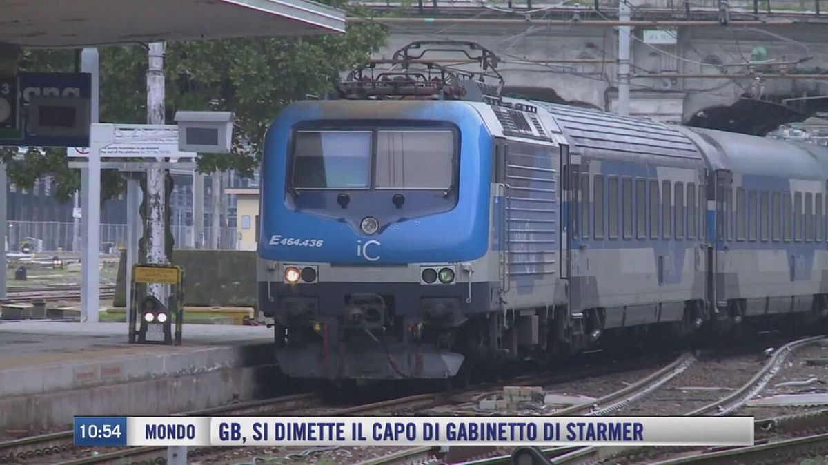 Breaking News delle 11.00 | Sabotaggio treni, si indaga per terrorismo