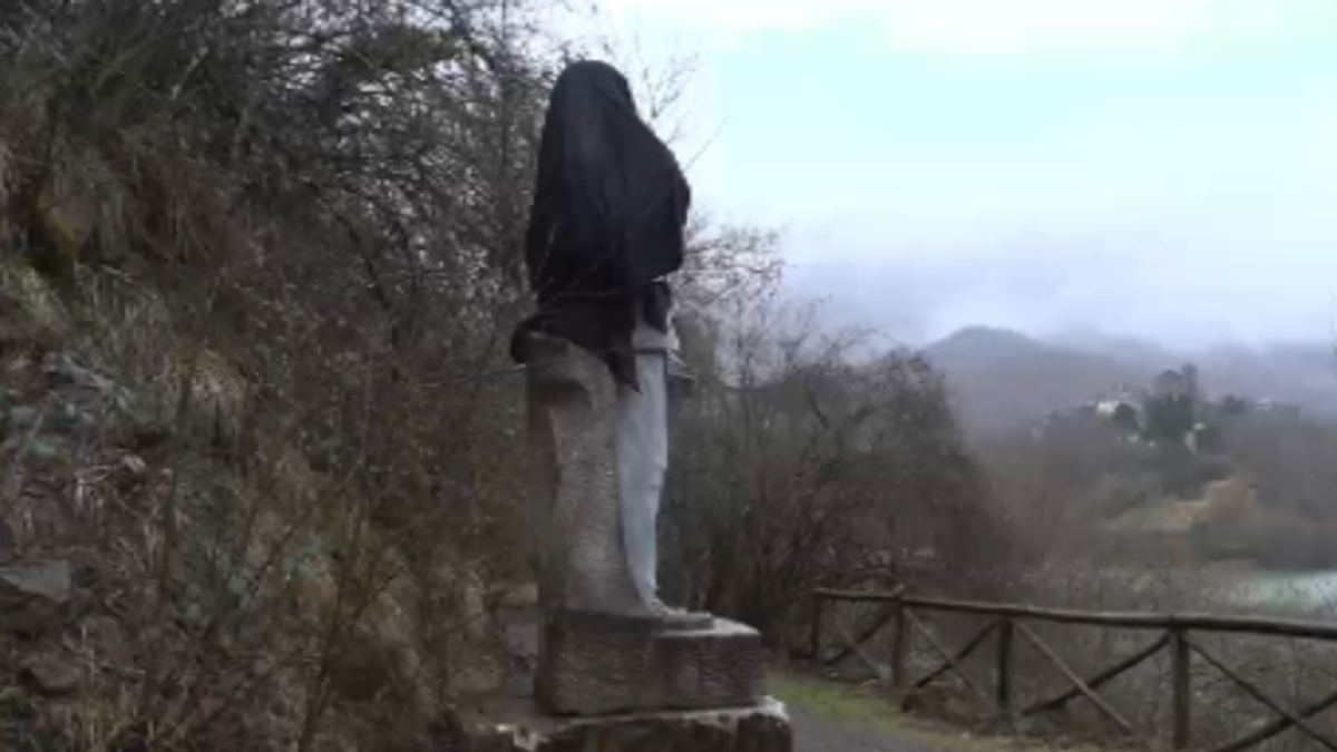 Lucca, coperta la statua di Trump per le parole sui"soldati italiani in Afganistan