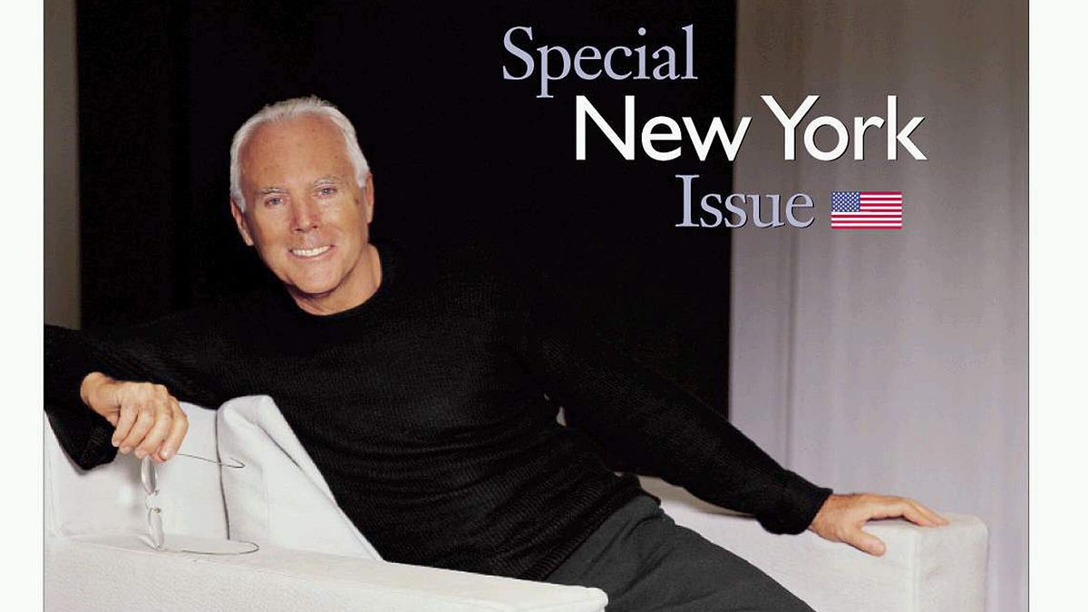 Giorgio Armani posa nella sua casa di New York sulla copertina di aprile 2002 di "Architectural Digest"