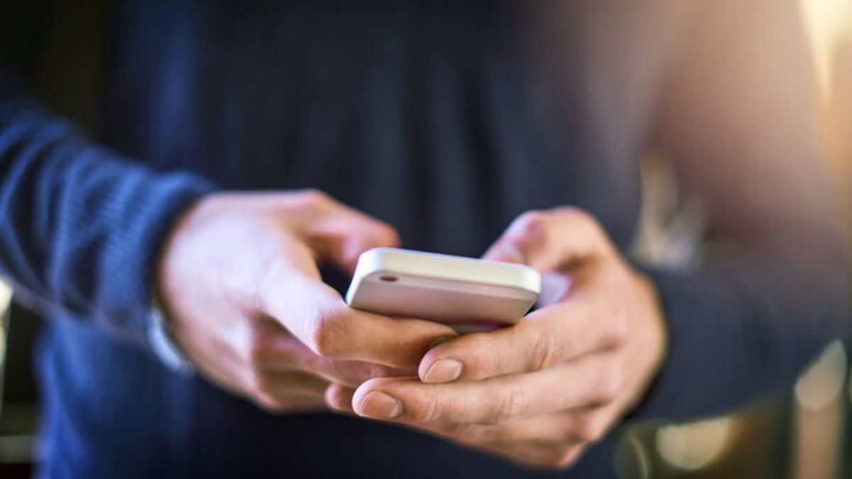 Il traditore controlla morbosamente il cellulare e non lo abbandona mai.