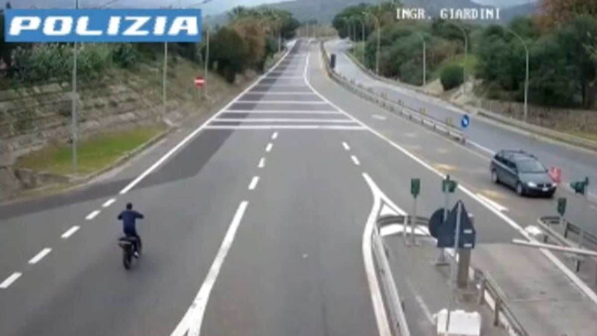 Ciclista contromano sull'A18, fermato dalla polizia: "Sono in missione speciale"