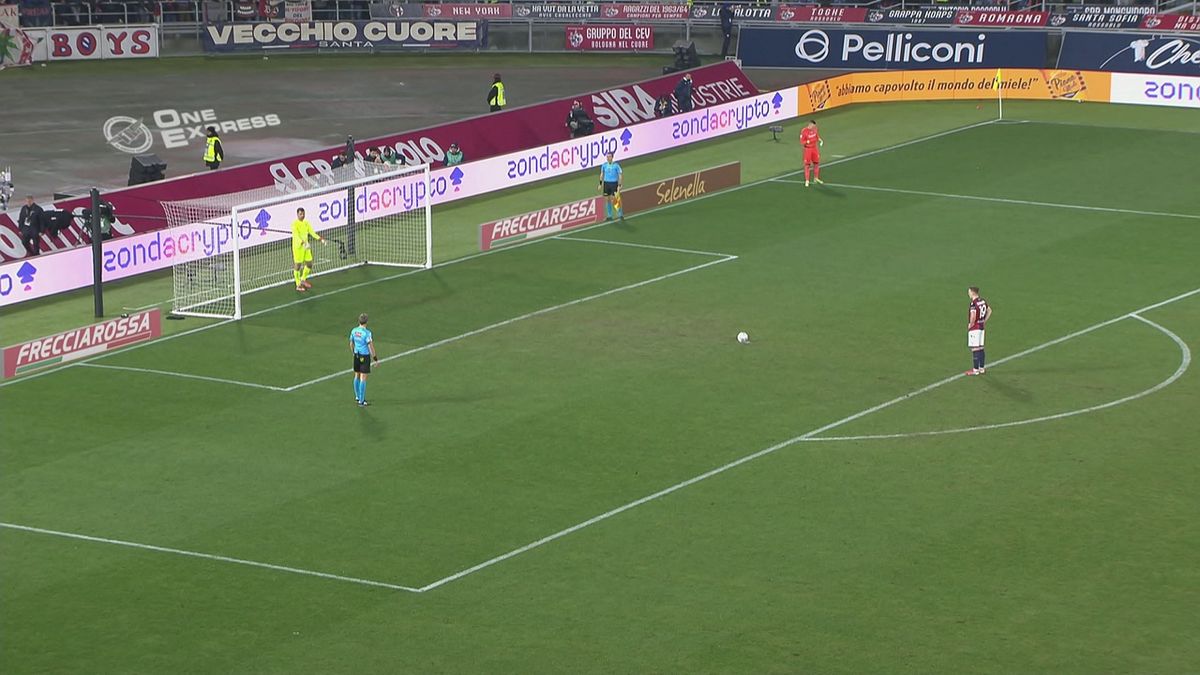 Chiffi sgrida Provedel: "Sulla linea!". Ma il portiere parte dietro e para il rigore