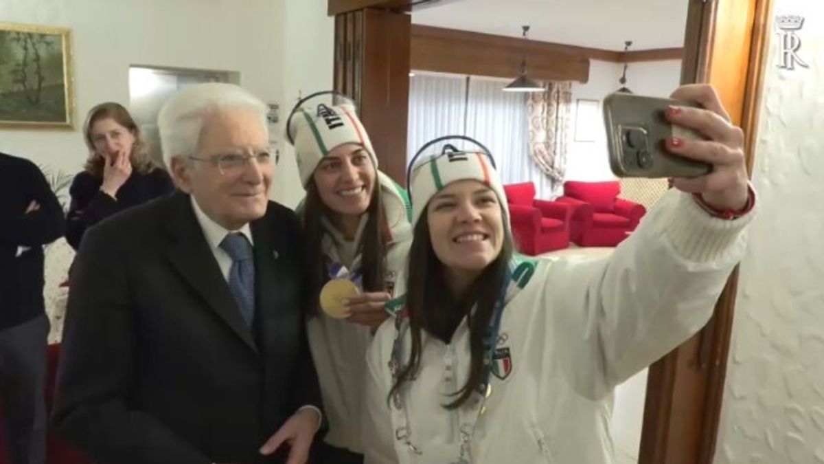 Mattarella, il selfie con le azzurre dello slittino: "Siete state favolose"