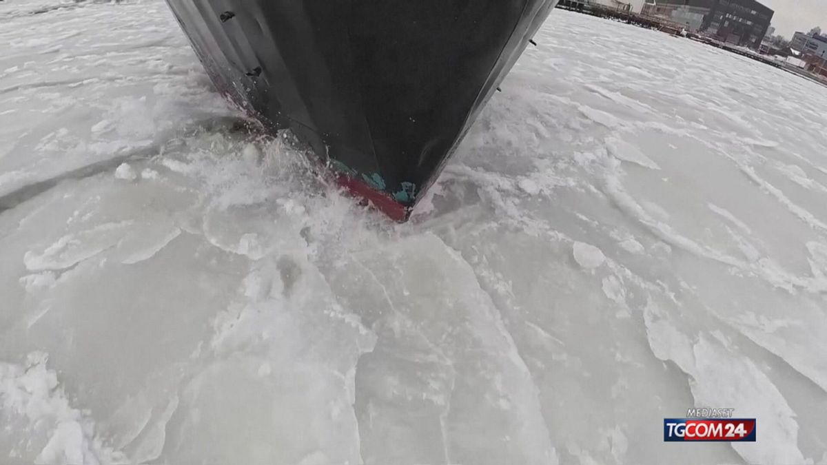 La guardia costiera degli Stati Uniti schiera nave rompighiaccio nel porto di New York