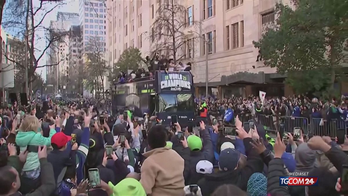 Super Bowl, il trofeo vinto dai Seahawks sfila per le strade di Seattle