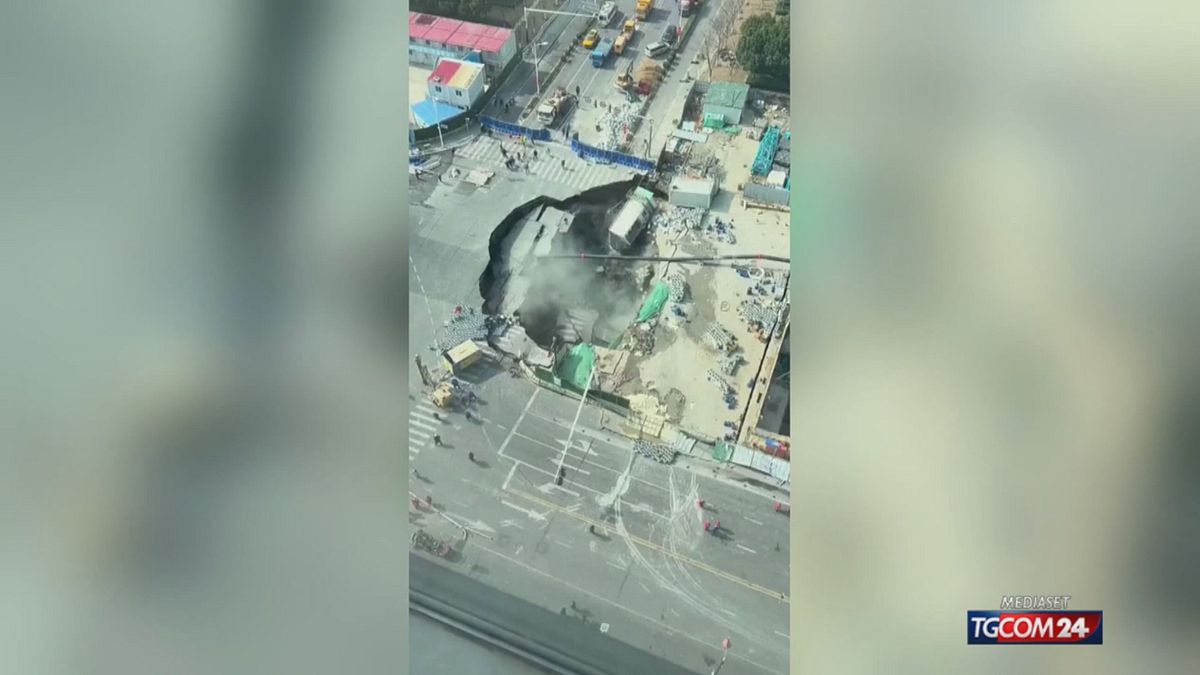 Maxi-voragine inghiotte la strada vicino al cantiere della metro