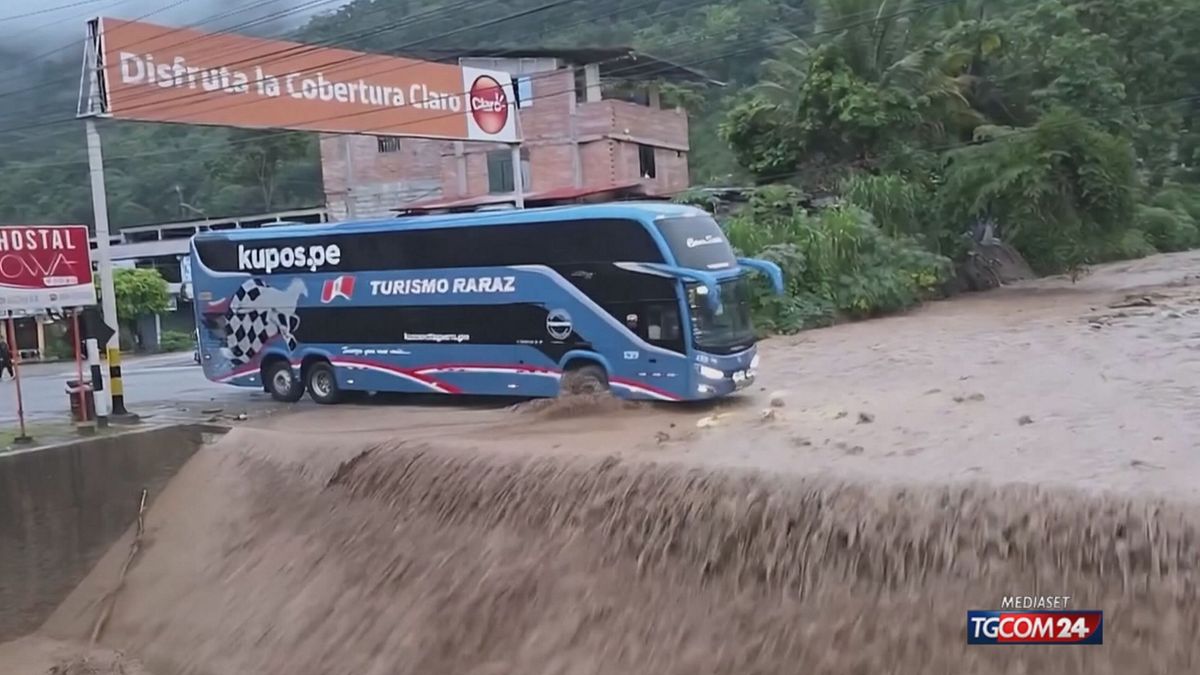 Perù, le piogge torrenziali piegano il Paese