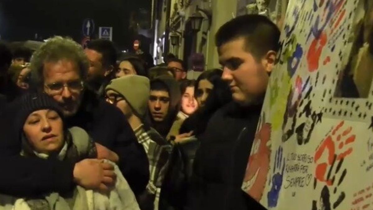 I genitori di Zoe Trinchero alla fiaccolata in memoria della figlia