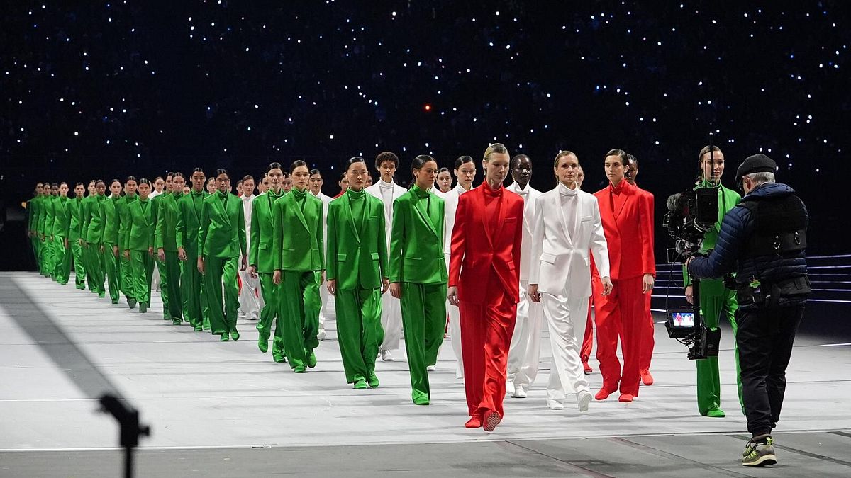 Olimpiadi Milano Cortina 2026, la sfilata tributo a Giorgio Armani durante la cerimonia di apertura dei Giochi nello stadio di San Siro (credit: Pagliaricci CONI)