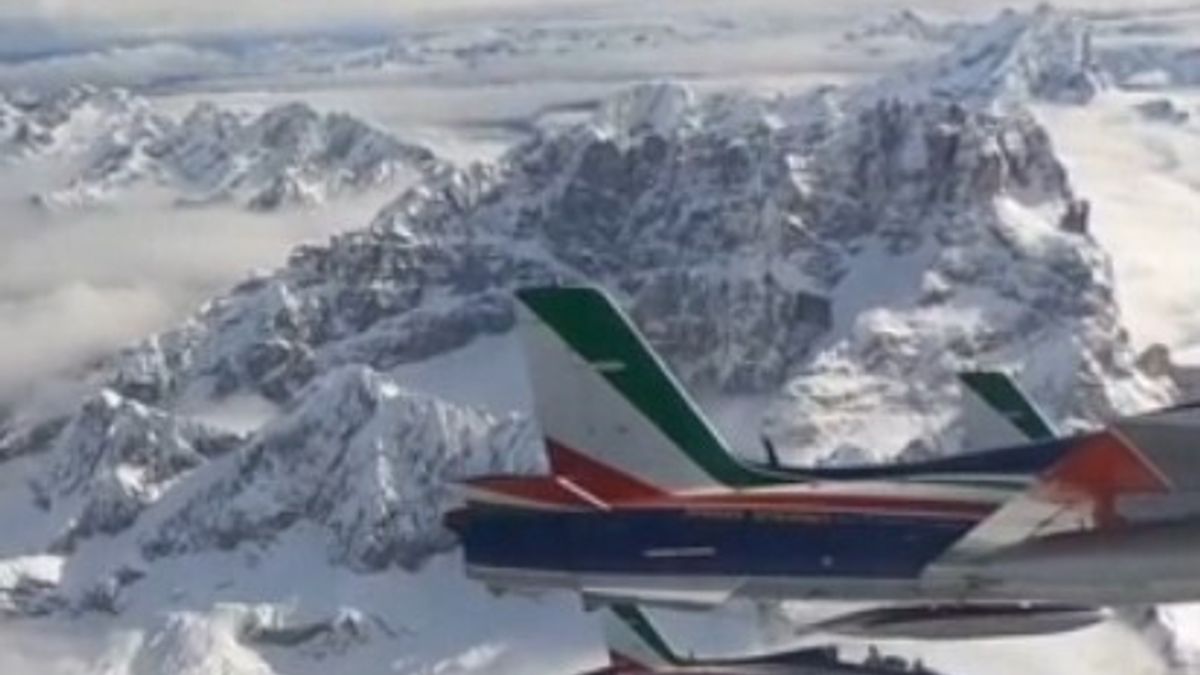 Le Frecce Tricolori sorvolano Cortina durante le Olimpiadi