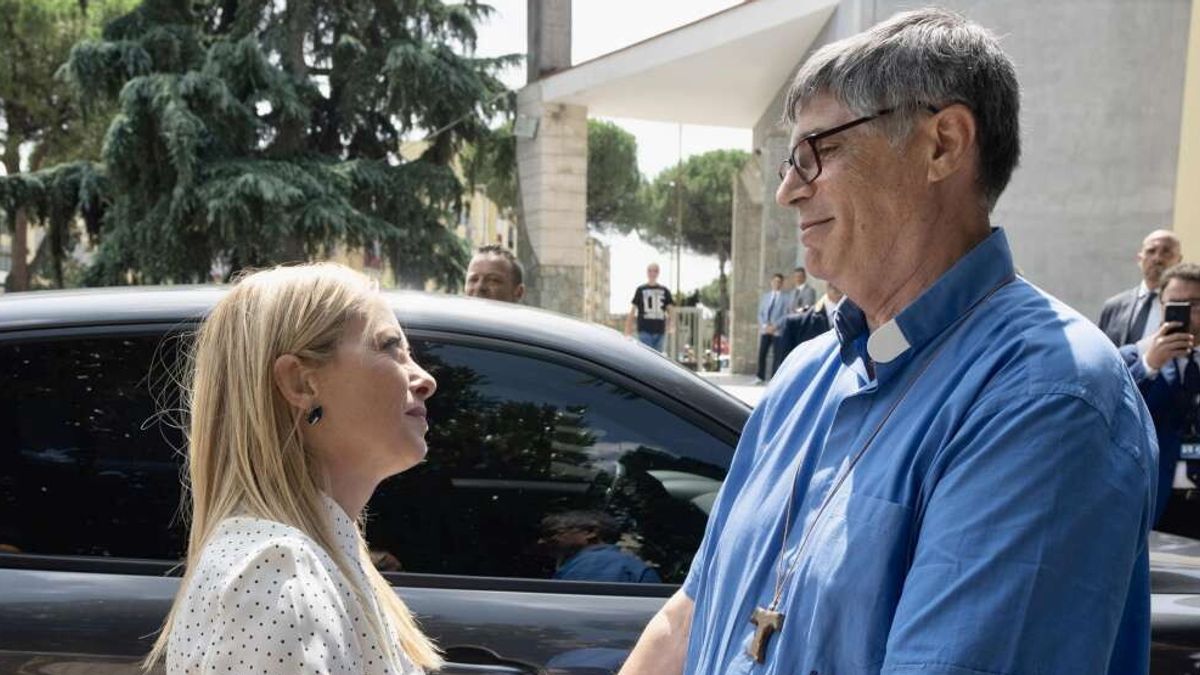 Giorgia Meloni a Caivano incontra il parroco don Maurizio Patriciello