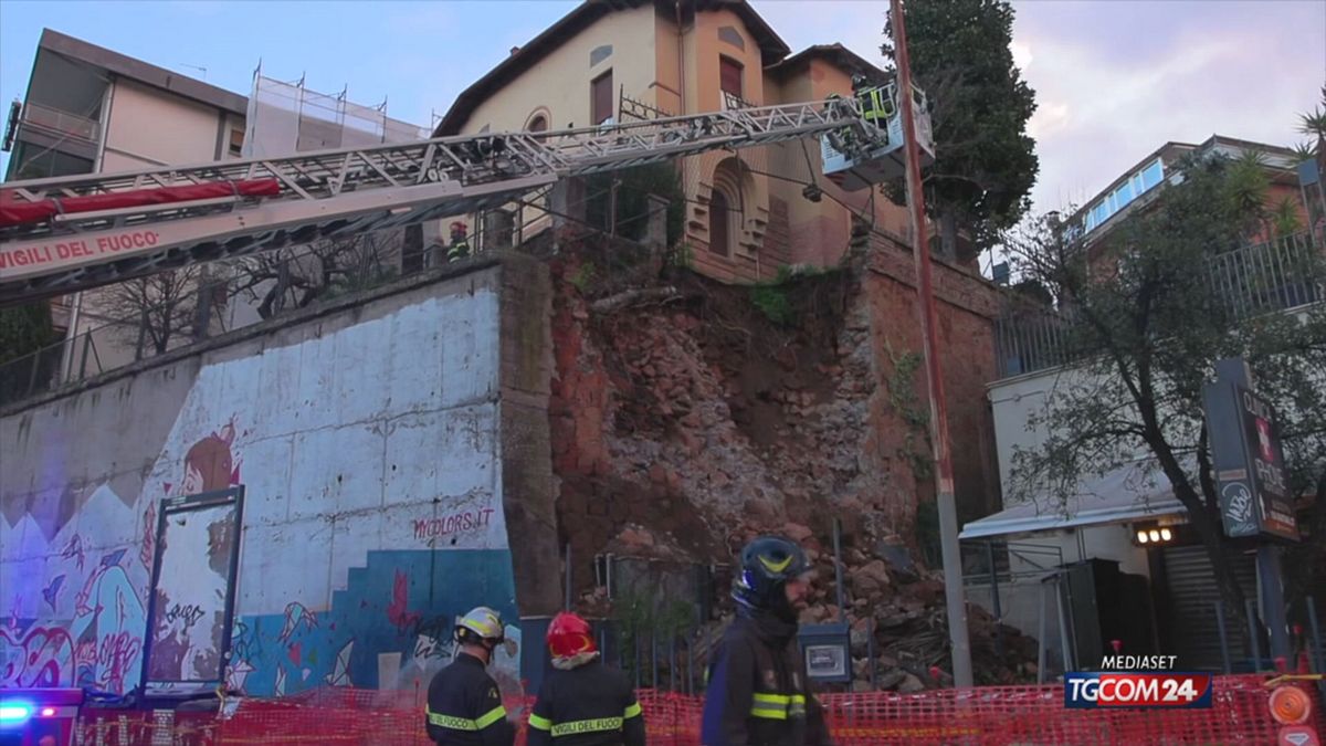 ROMA CROLLA MURO SU DEHORS X SITO SRV