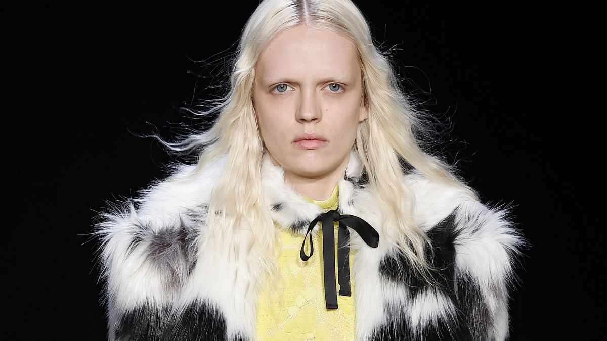 Dalle sfilate della New York Fashion Week, un look Aknvas autunno inverno 2026