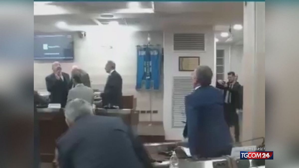 Furiosa lite durante il Consiglio regionale della Basilicata sui "mini vitalizi"