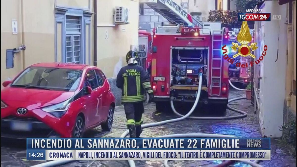Breaking News delle 14.00 | Incendio al Sannazaro, evacuate 22 famiglie