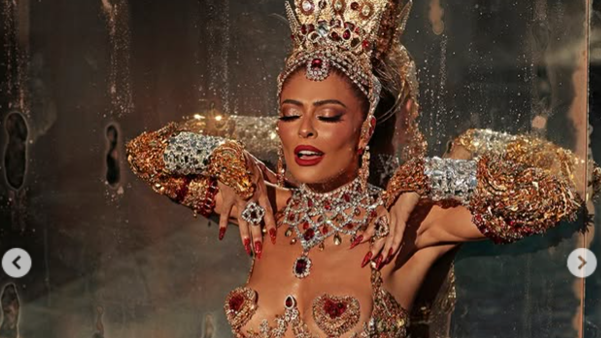 Per le sfilate ufficiali del Carnevale di Rio de Janeiro, Dolce&Gabbana ha creato un costume speciale per Juliana Paes, regina della sezione tamburi della scuola di samba Unidos do Viradouro (Instagram Dolce&Gabbana)