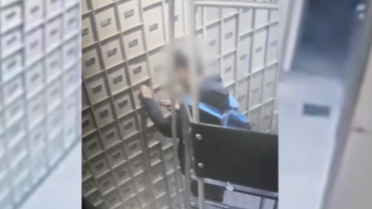 Milano, ladro rimane intrappolato nel caveau di una banca per nove ore