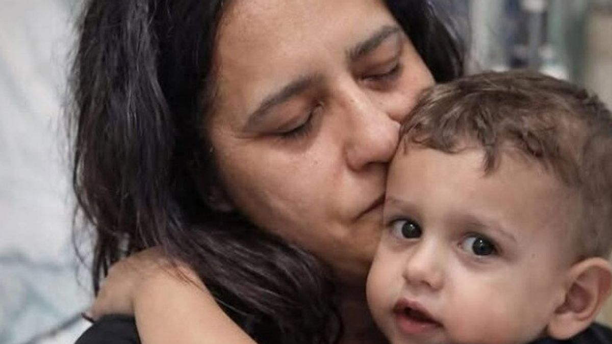  La mamma del piccolo Domenico, Patrizia Mercolino, con suo figlio