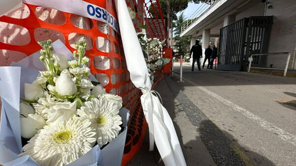  Un mazzo di fiori bianchi lasciato all'ospedale Monaldi per Domenico