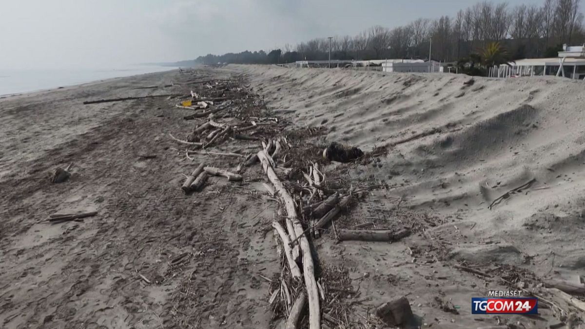 Lido di Volano, notti di allerta contro l'assalto del mare