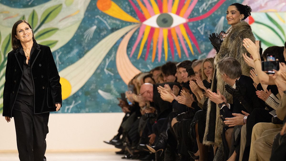 Applausi per Maria Grazia Chiuri, oggi al timone di Fendi, al termine della sfilata Dior Haute Couture primavera estate 2025 nel gennaio 2025 a Parigi