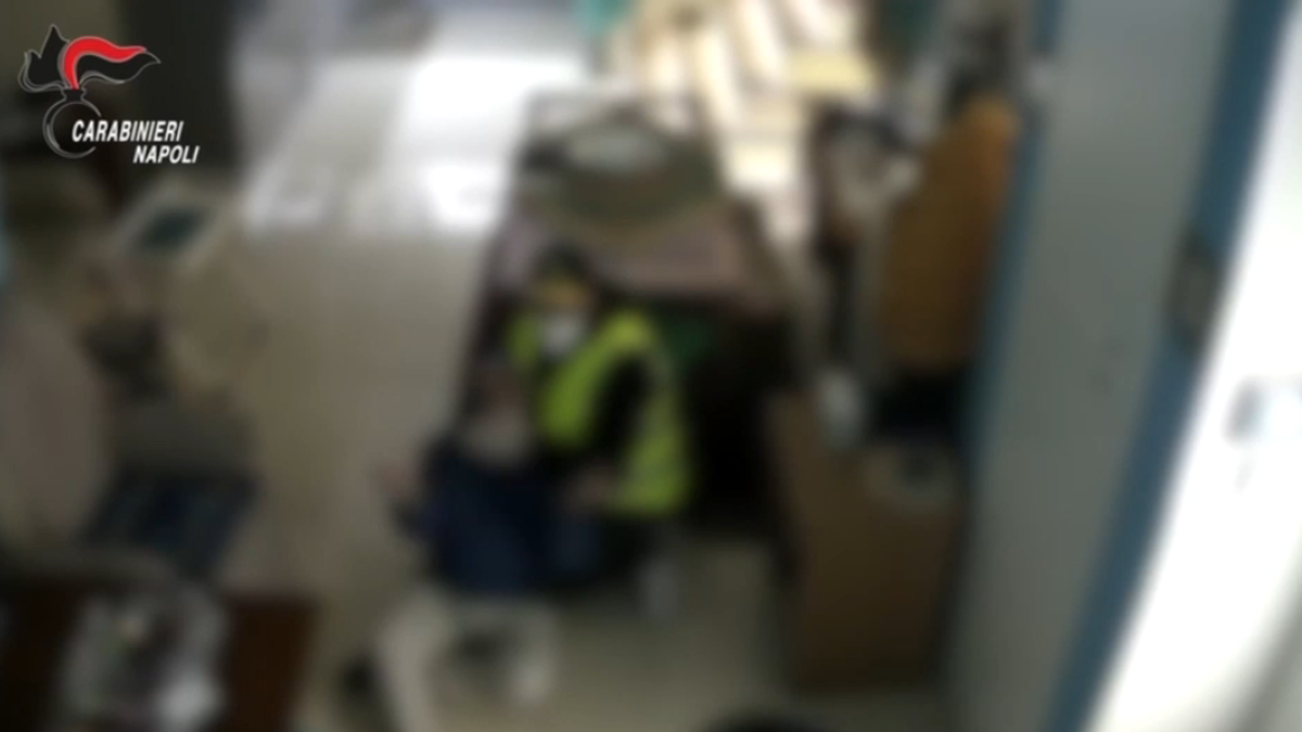 Napoli, finti postini legano e rapinano un 86enne: arrestati