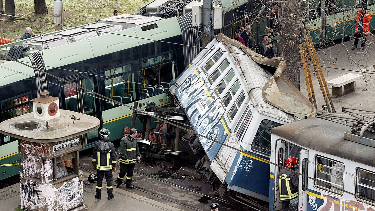 Tram deragliato nel piazzale di Porta Maggiore a Roma 