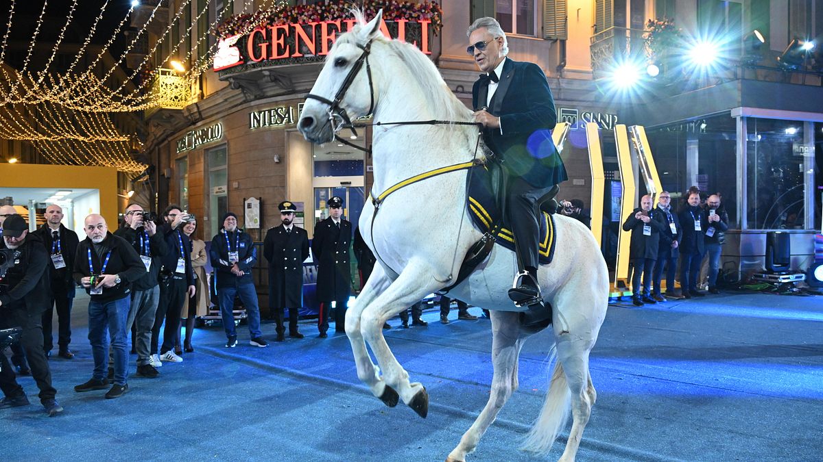 Superospite della serata finale è stato Andrea Bocelli, che ha fatto il suo ingresso al teatro Ariston con un meraviglioso cavallo bianco.