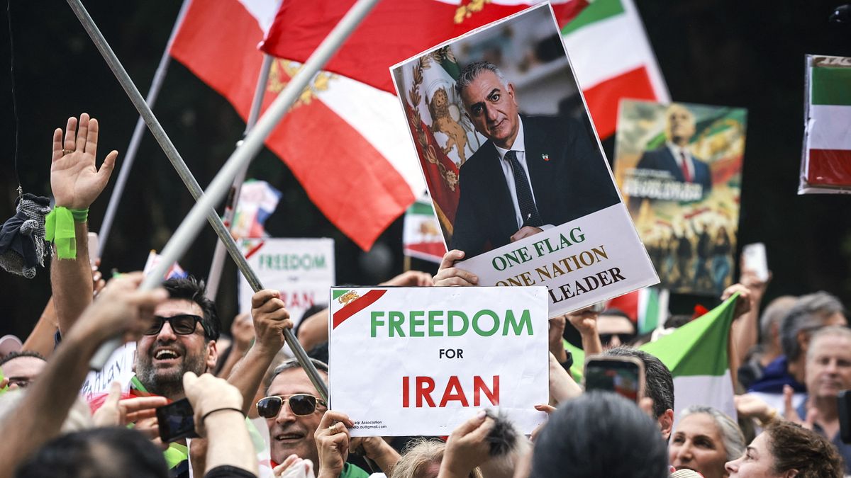 I membri della comunità iraniana espongono un ritratto di Reza Pahlavi, figlio del defunto scià dell'Iran, durante una manifestazione a Sydney, in Australia