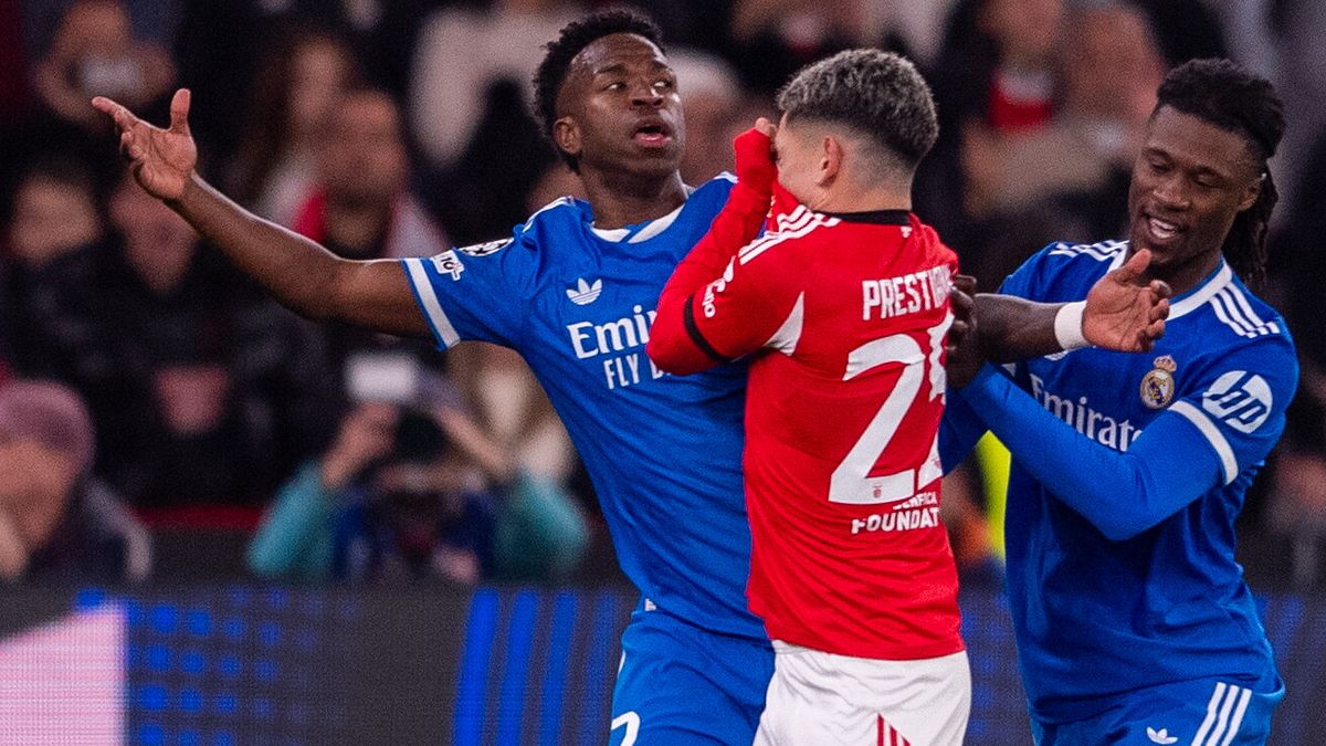 Prestianni si copre la bocca davanti a Vinicius