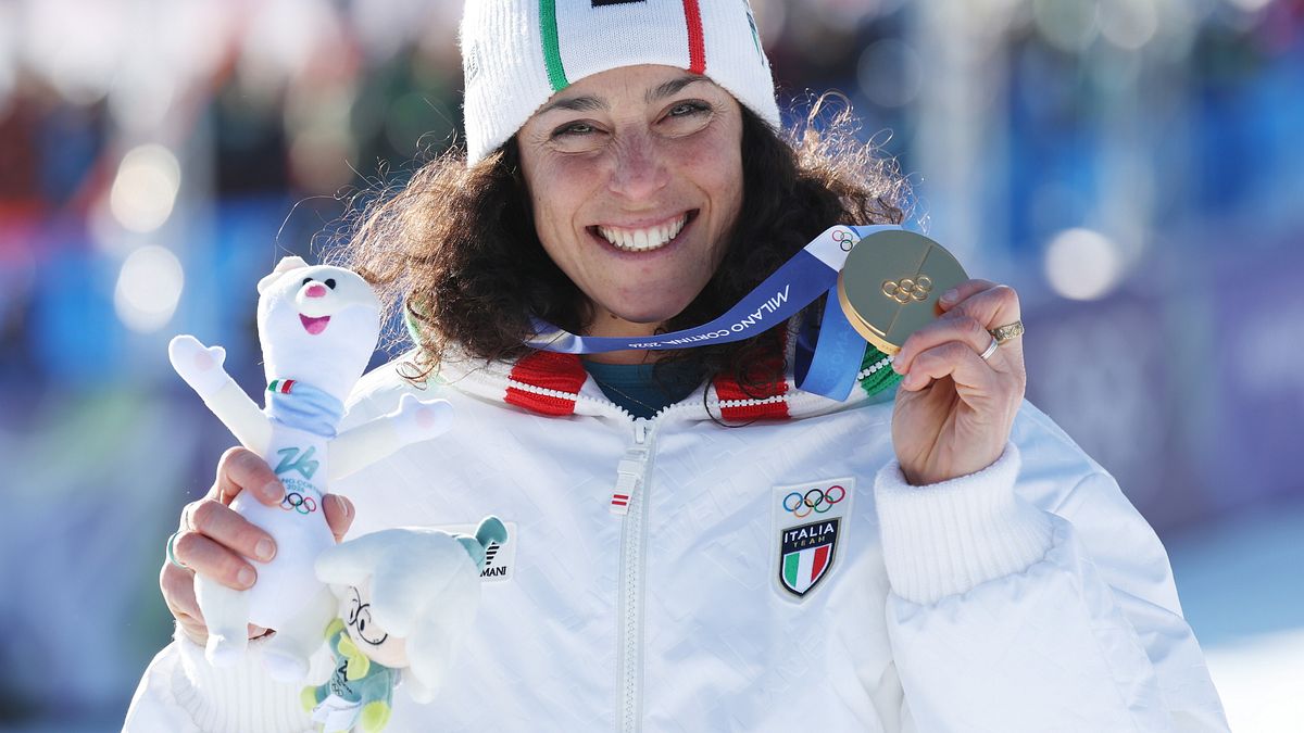 Federica Brignone con una delle medaglie d'oro vinte alle Olimpiadi invernali di Milano Cortina 2026