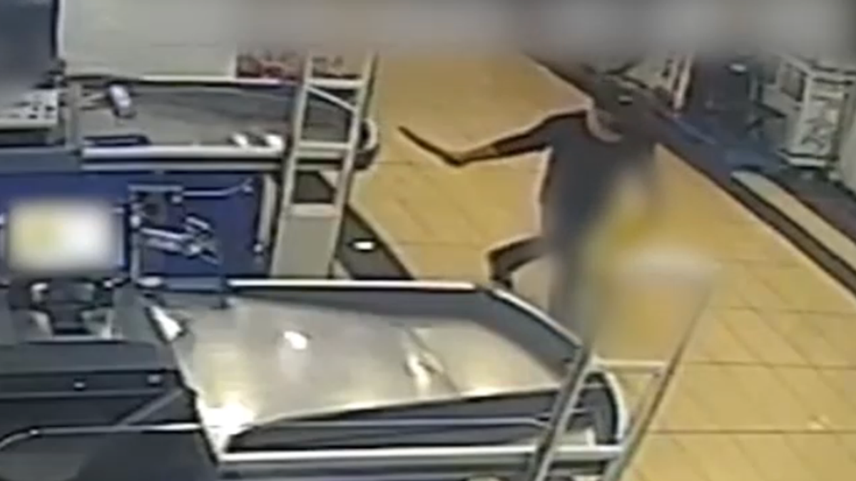 Legnano, rapina tre supermercati armato di coltello e pistola giocattolo: arrestato"41enne